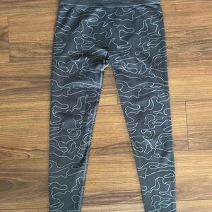 ECHT High-Waisted Leggings - Black/Gray Camo Print